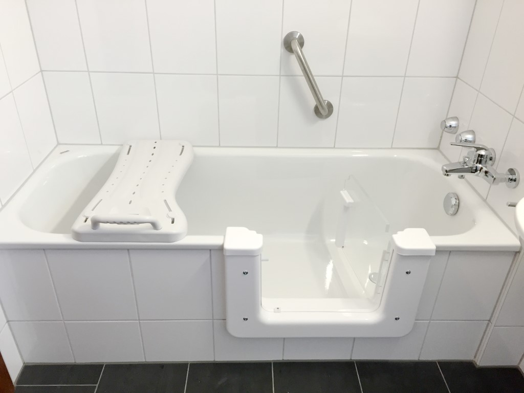 Qualitativ hochwertige Badewannentür von InnSan entweder bereits in neuer Badewanne integriert oder nachträglich eingebaut