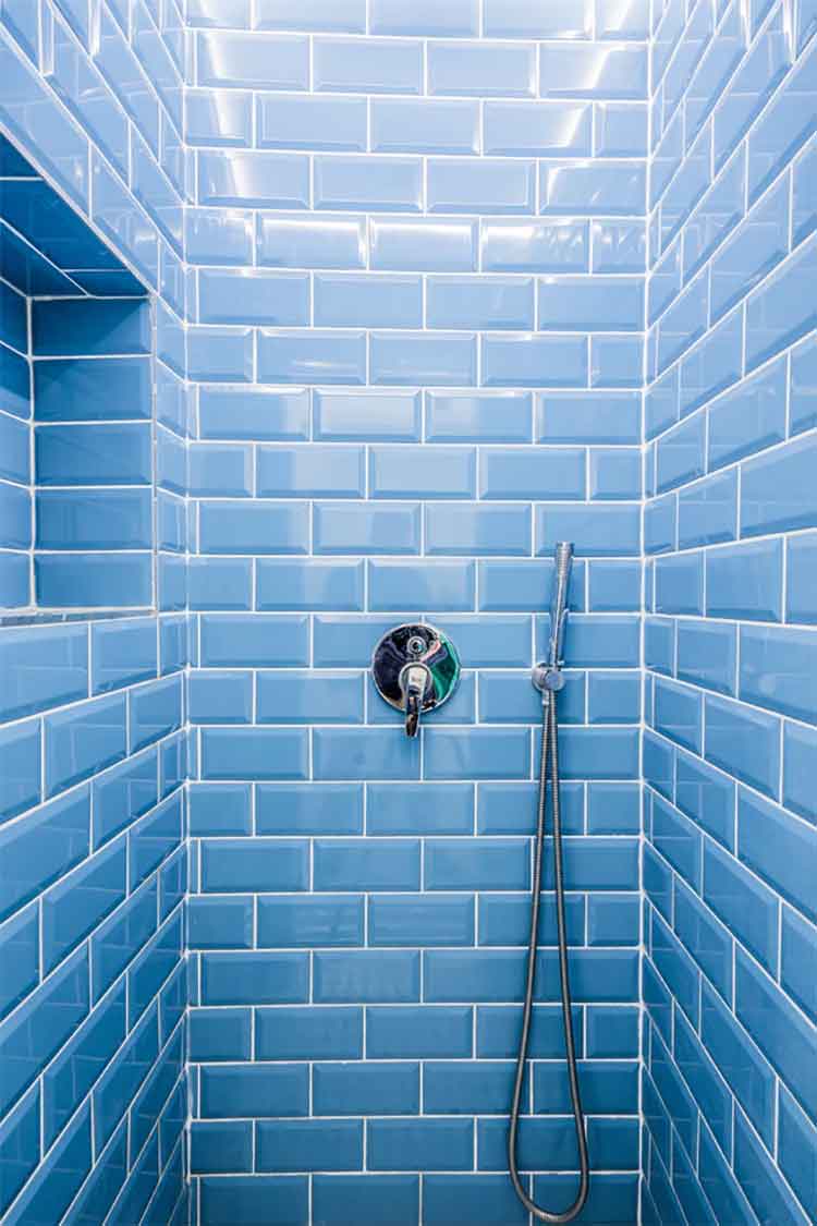 Dusche mit blauen Fliesen