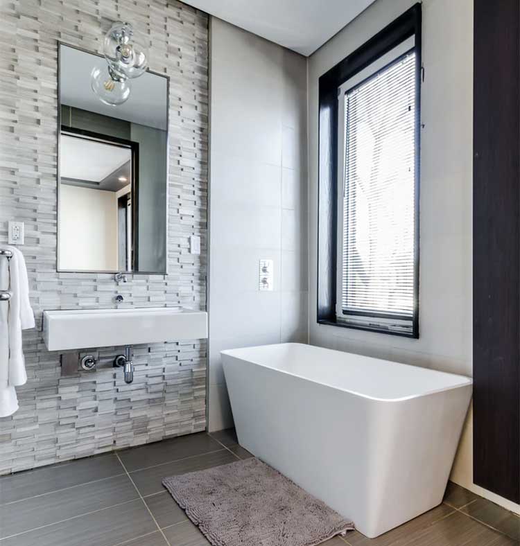 Badezimmer weiß mit Wand in Steinoptik
