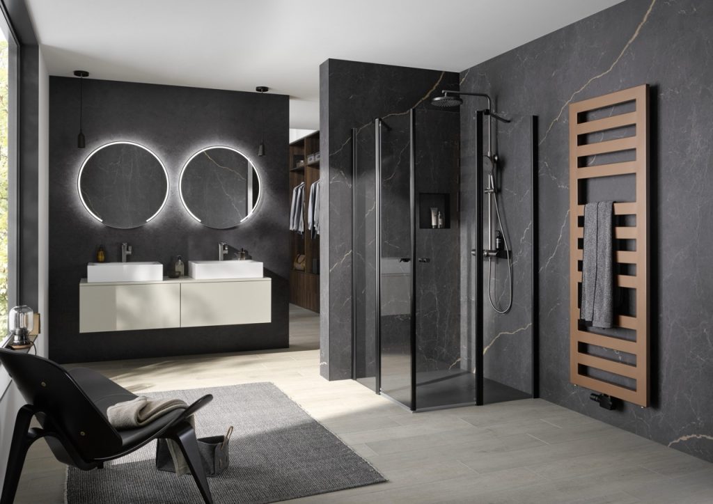 Modernes Badezimmer mit schwarzen Marmorplatten, schwarzer bodentiefer Dusche, weißen Waschbecken und braunem Heizkörper
