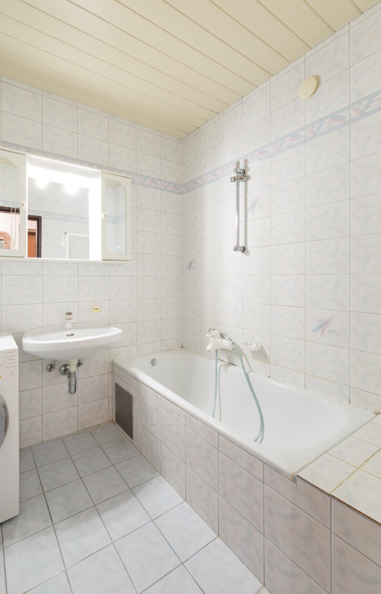 Altes sanierungsbedürftiges und nicht barrierefreies Badezimmer, alte Fliesen - schwer zu putzen
