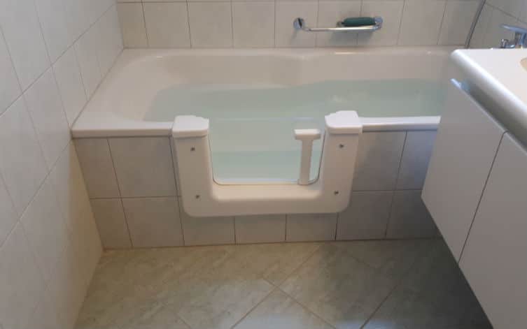 Badewanne mit Tür