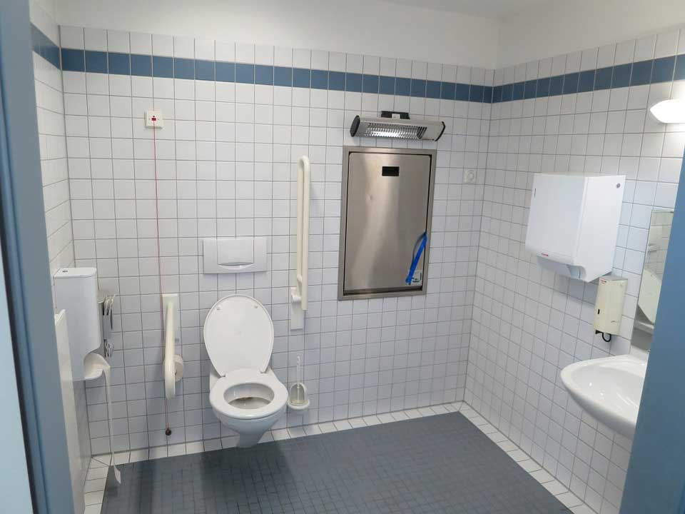 Badezimmer mit behindertengerechtem WC