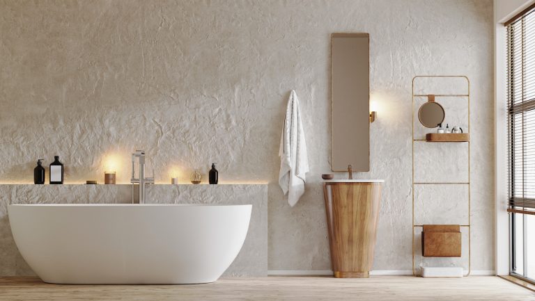 Modernes helles Badezimmer mit freistehender Badewanne und Waschbecken mit Holzelementen